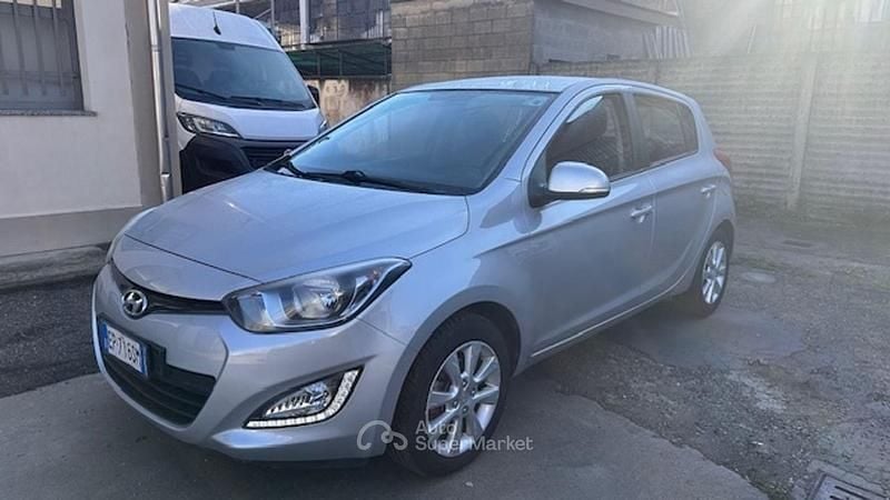 Argento Usata 2013 Hyundai i20 Tre volumi | 5150 € (Buon prezzo) - Immagine 1/4