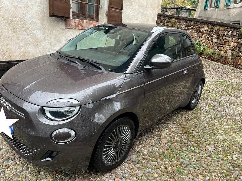 Marrone Usata 2021 Fiat 500e Icon Due volumi | 14.500 € (Buon prezzo) - Immagine 1/4