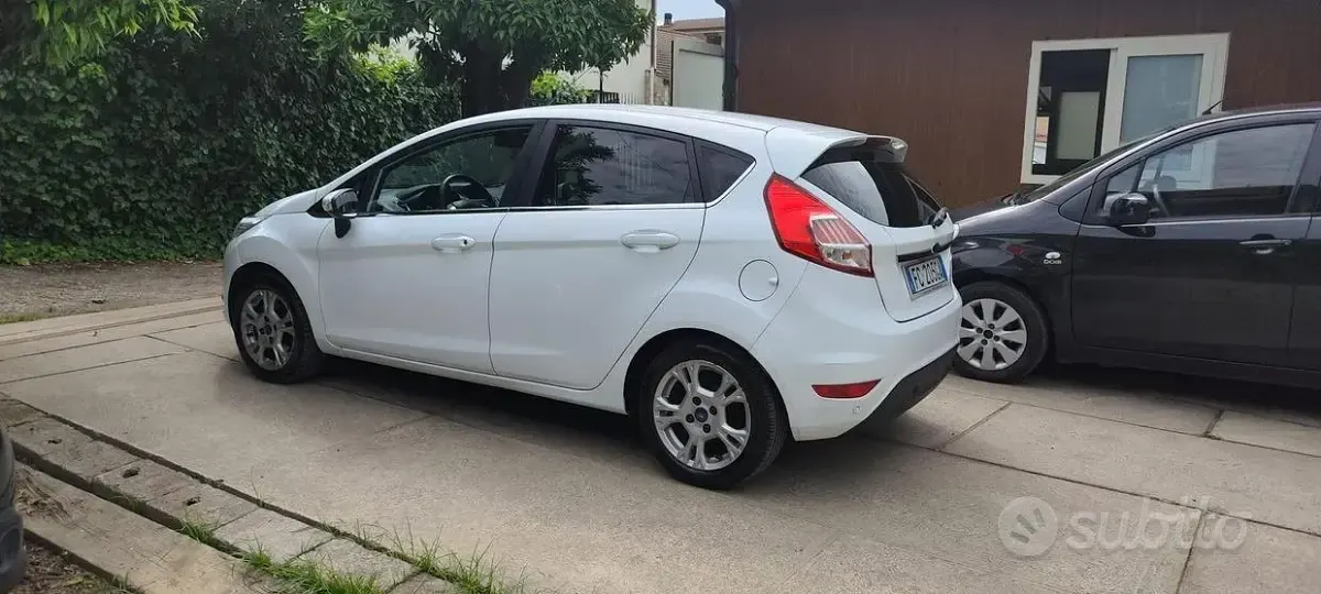 Usata Ford Fiesta 75 CV (55 kW) 2016 Bianco Utilitaria