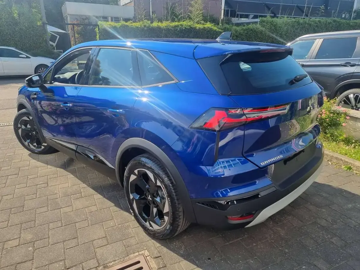 Nuova Mitsubishi Grandis Invite 141 CV (103 kW) 2026 Blu royal metallizzato SUV