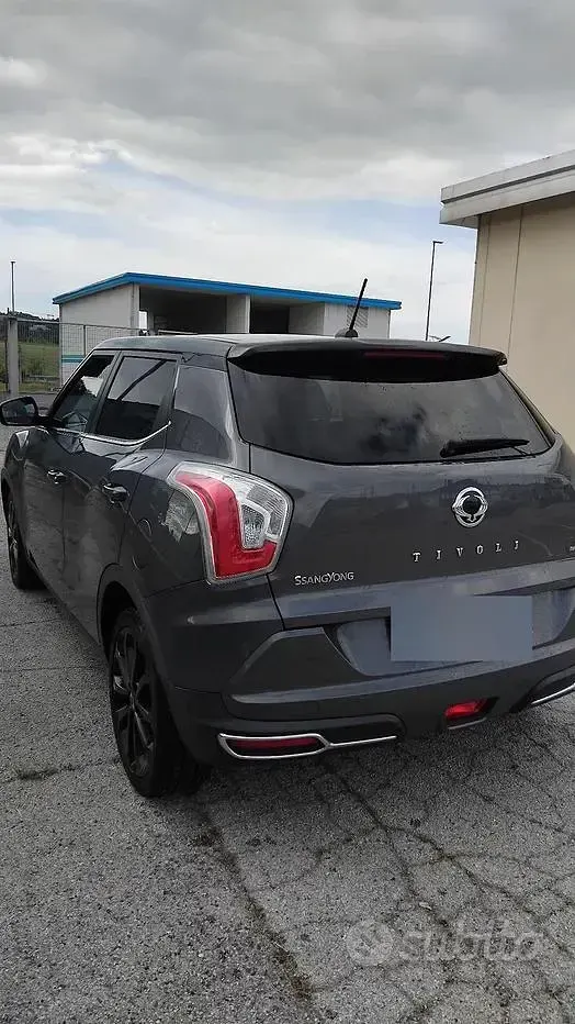 Usata SsangYong Tivoli 116 CV (85 kW) 2020 Grigio SUV