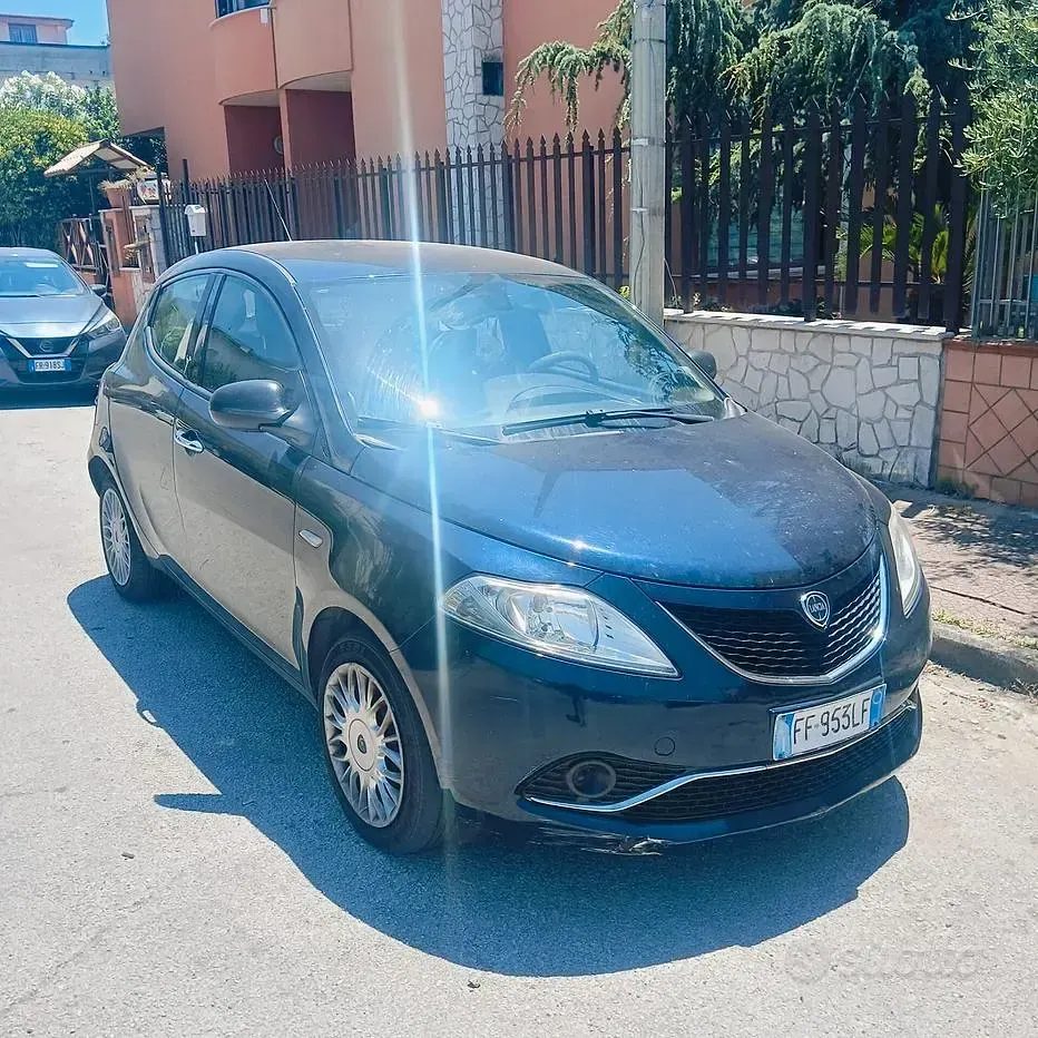 Usata Lancia Ypsilon Gold 69 CV (50 kW) 2016 Bluazzurro Utilitaria