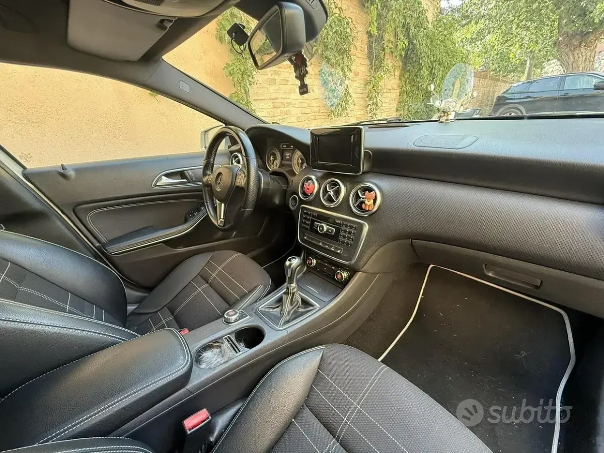 Usata Mercedes A180 122 CV (89 kW) 2014 Grigio Utilitaria