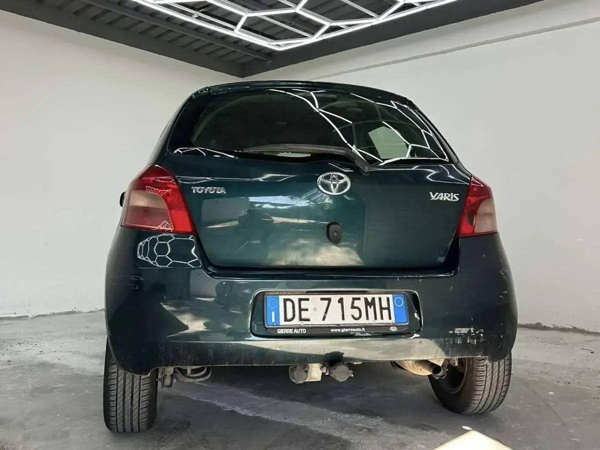 Usata Toyota Yaris 69 CV (50 kW) 2007 Grigio Utilitaria