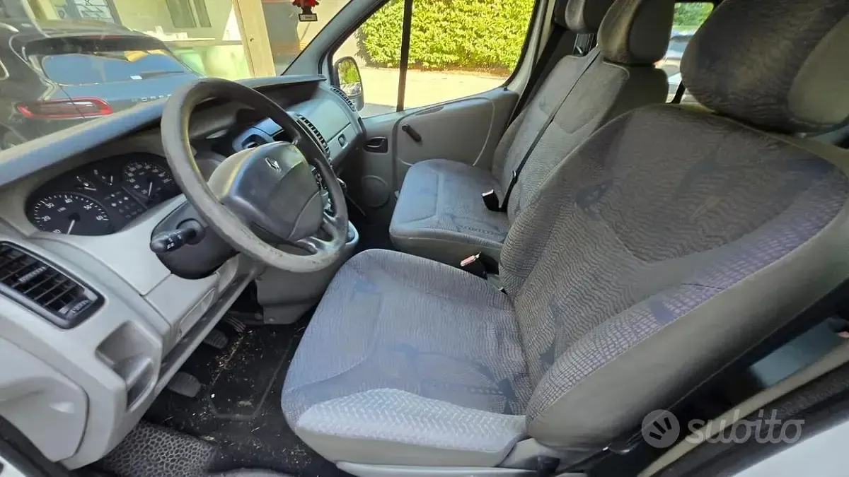 Usata Renault Trafic 100 CV (73 kW) 2003 Bianco Monovolume