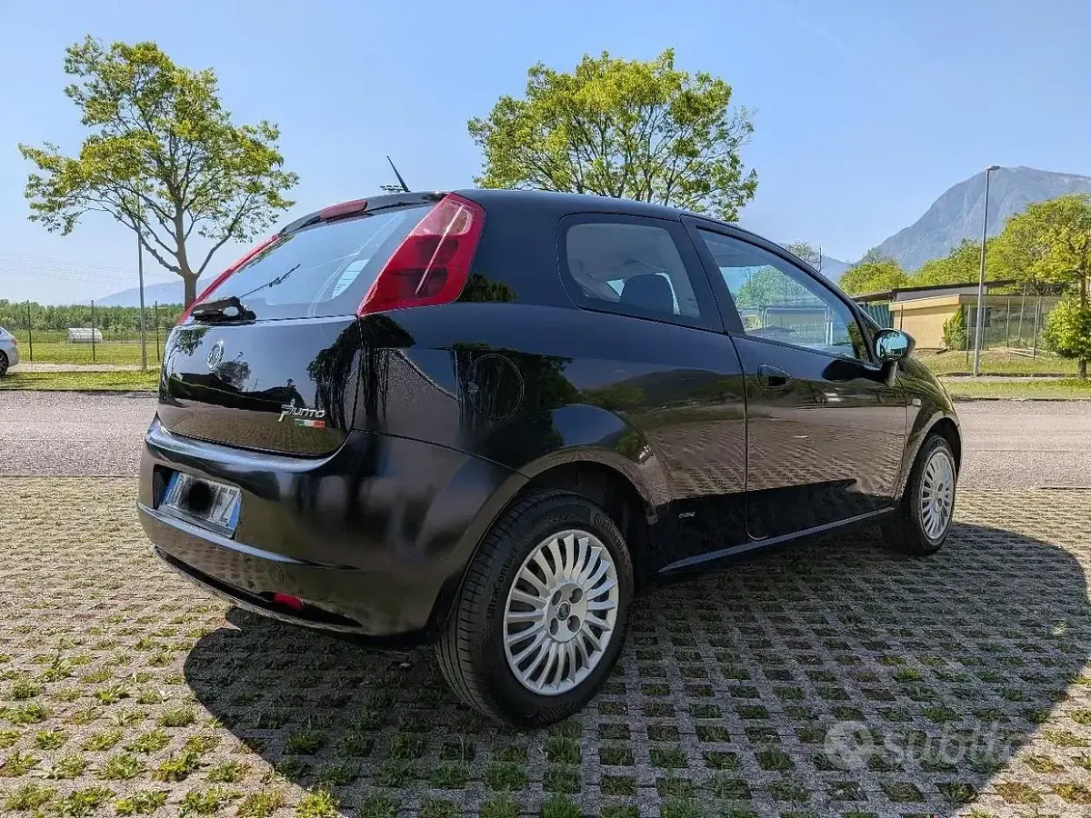Usata Fiat Grande Punto 77 CV (56 kW) 2006 Nero Utilitaria