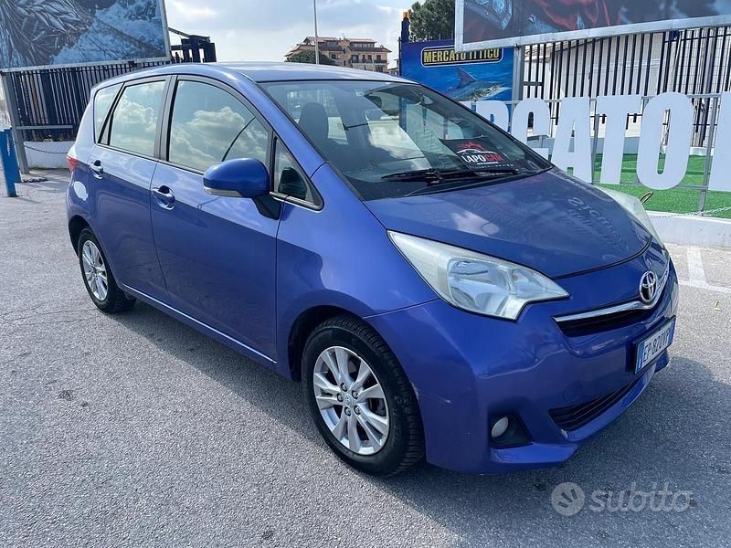 Usata Toyota Verso-S Style 89 CV (65 kW) 2013 Blu Monovolume