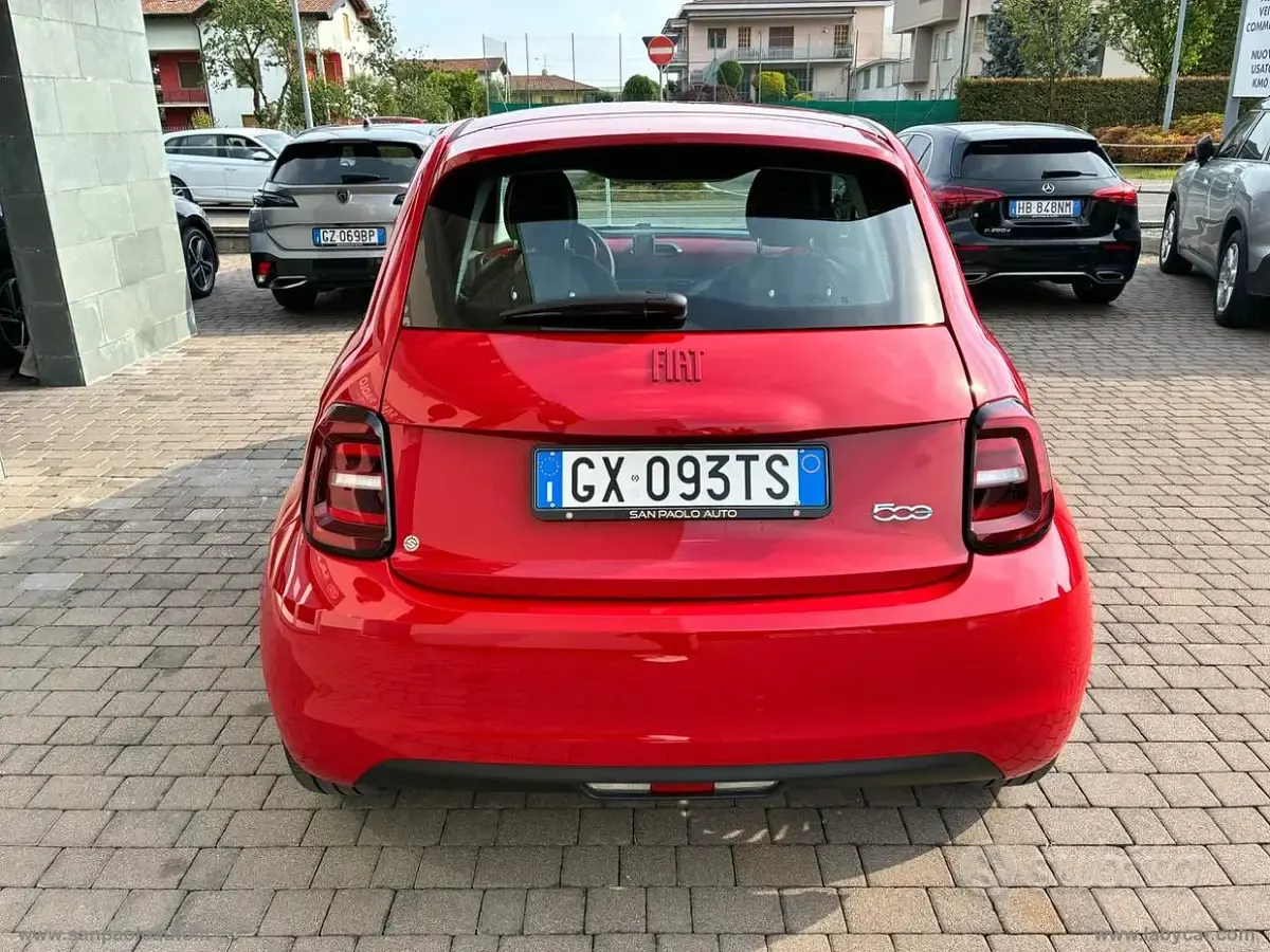 Używany Fiat 500e Red 42 kW (58 KM) 2025 Czerwony Sedan/Limuzyna