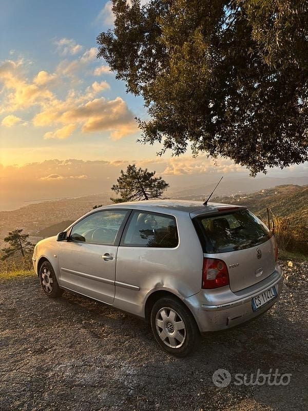 Grigio Usata 2006 VW Polo Due volumi | 1900 € (Buon prezzo) - Immagine 1/4