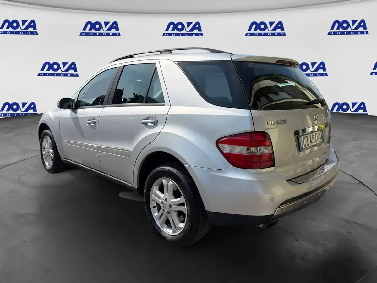 Usata Mercedes ML320 Chrome 224 CV (164 kW) 2005 Argento SUV