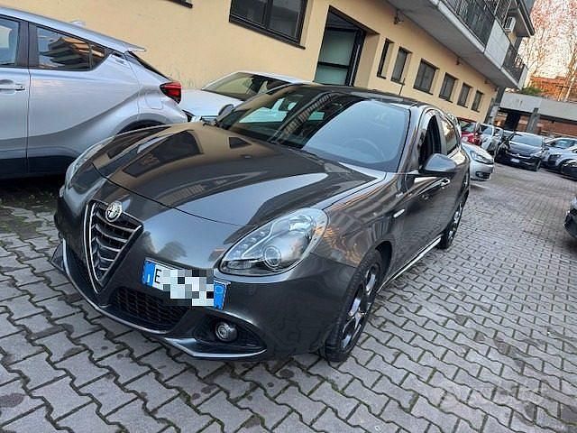 Grigio scuro Usata 2015 Alfa Romeo Giulietta Distinctive Tre volumi | 9600 € (Buon prezzo) - Immagine 1/4