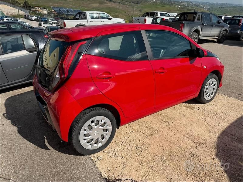 Usata Toyota Aygo 72 CV (52 kW) 2019 Rosso Utilitaria