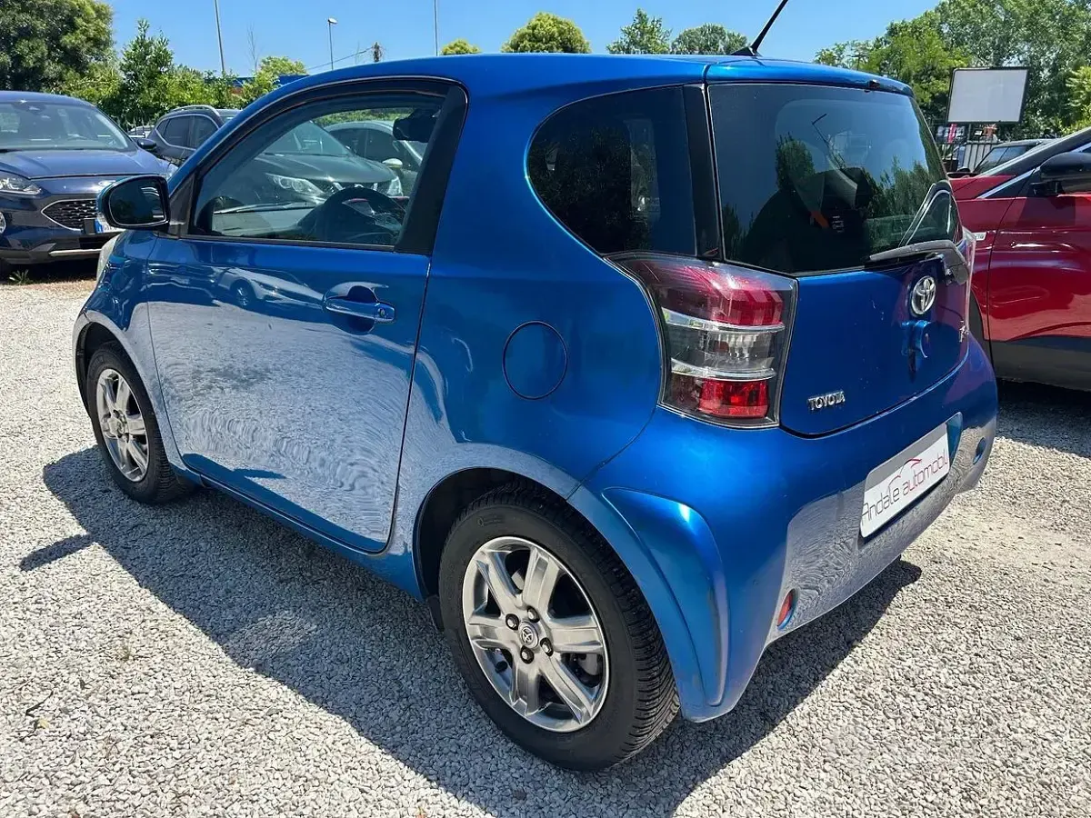Usata Toyota iQ 68 CV (50 kW) 2011 Blu Utilitaria