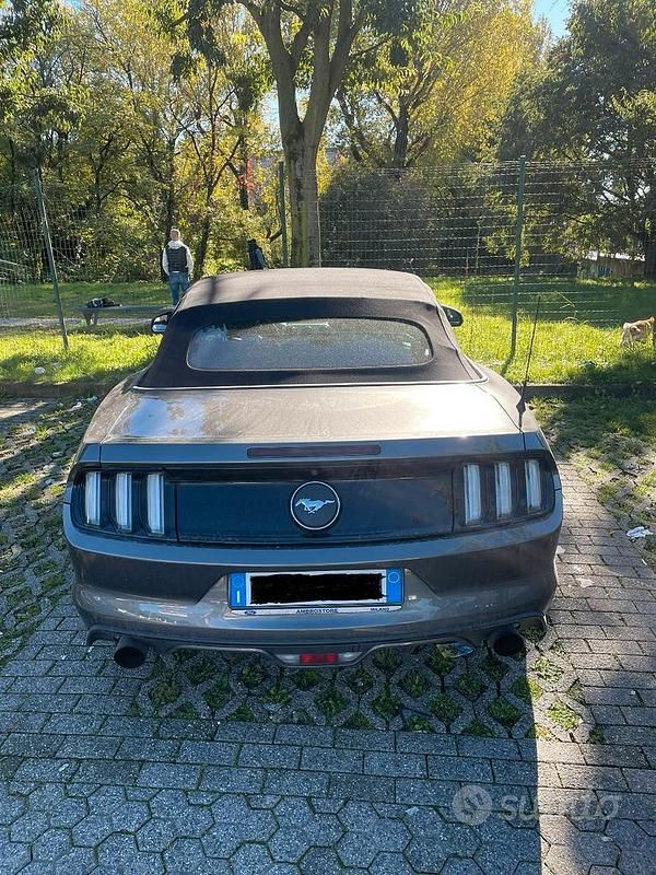 Usata Ford Mustang Convertible 317 CV (233 kW) 2015 Grigio Cabrio