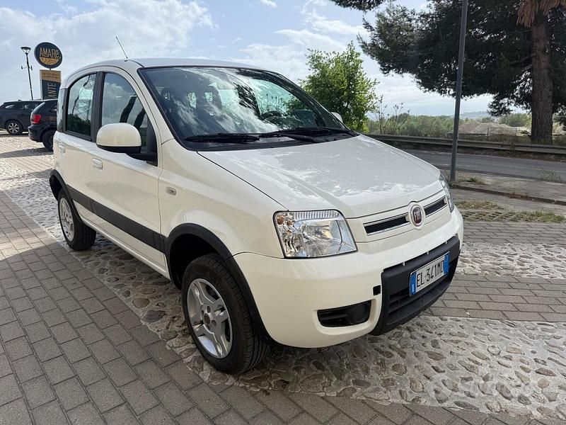 Usata Fiat Panda 4x4 Climbing 74 CV (54 kW) 2012 Bianco Utilitaria
