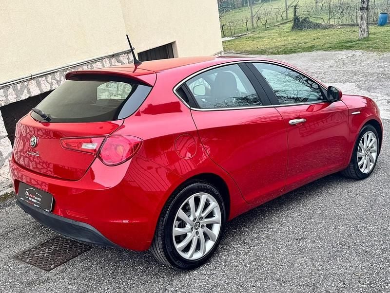 Usata Alfa Romeo Giulietta Distinctive 105 CV (77 kW) 2015 Rosso Utilitaria
