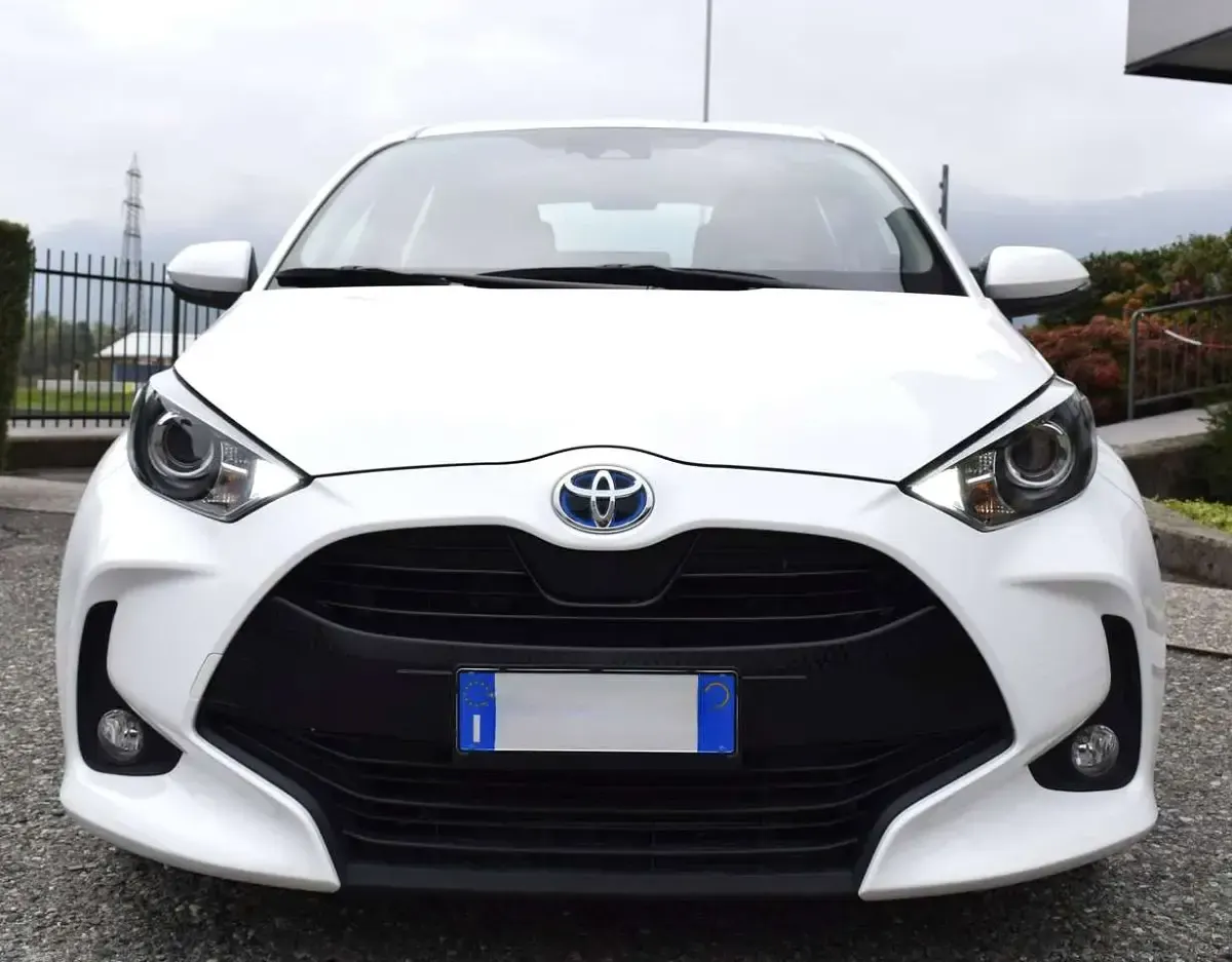 Usata Toyota Yaris Hybrid Active 92 CV (67 kW) 2023 Bianco Berlina