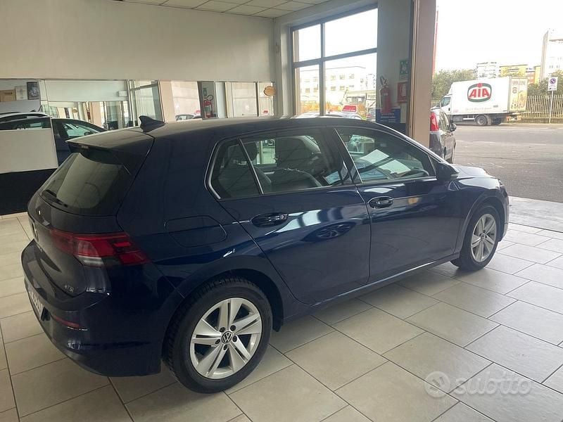 Usata VW Golf VIII Life 110 CV (80 kW) 2022 Blu Berlina