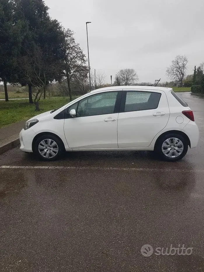 Usata Toyota Yaris Cool 90 CV (66 kW) 2015 Bianco Utilitaria