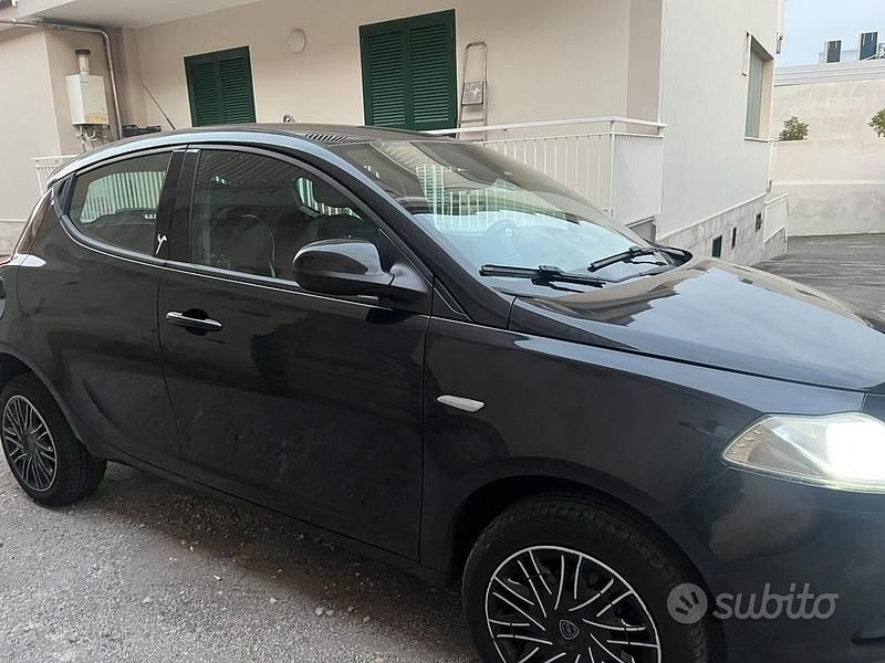 Usata Lancia Ypsilon 85 CV (62 kW) 2014 Nero Utilitaria