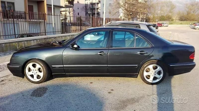 Usata Mercedes E270 170 CV (125 kW) 2002 Berlina