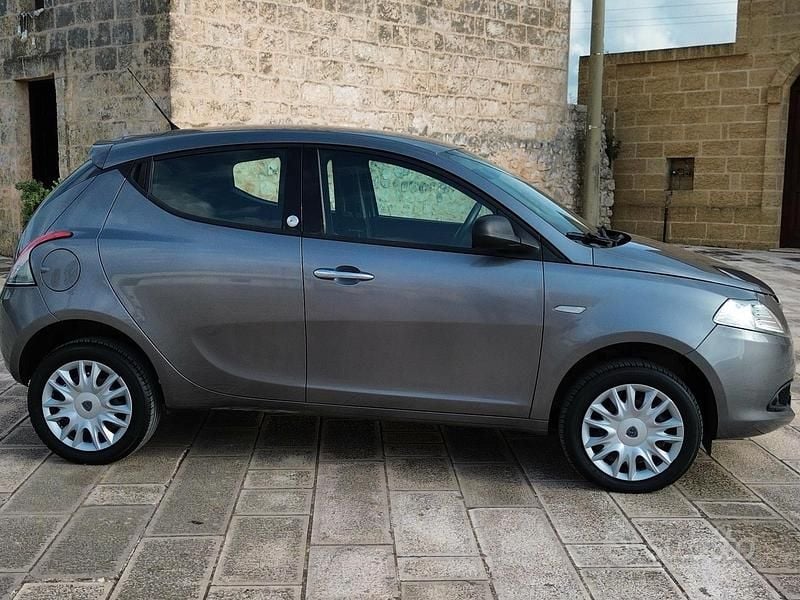 Usata Lancia Ypsilon Gold 86 CV (63 kW) 2013 Grigio Utilitaria