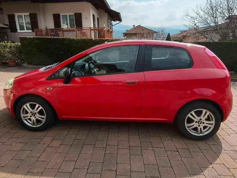 Usata Fiat Grande Punto Dynamic 77 CV (56 kW) 2009 Rosso Utilitaria
