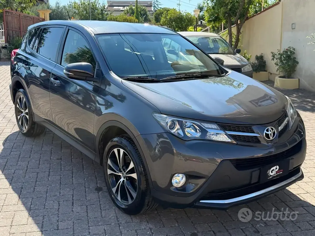 Usata Toyota RAV4 Lounge 124 CV (91 kW) 2015 Grigio SUV