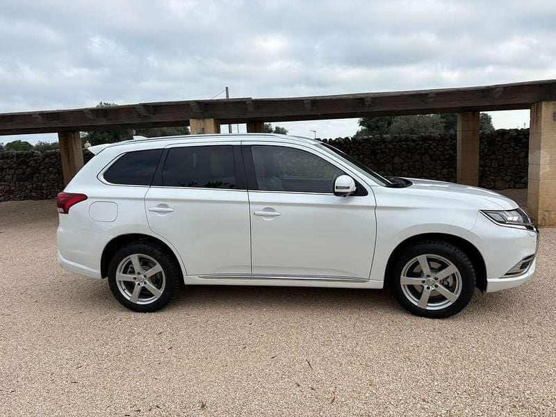 Usata Mitsubishi Outlander P-HEV Instyle 135 CV (99 kW) 2019 Bianco SUV