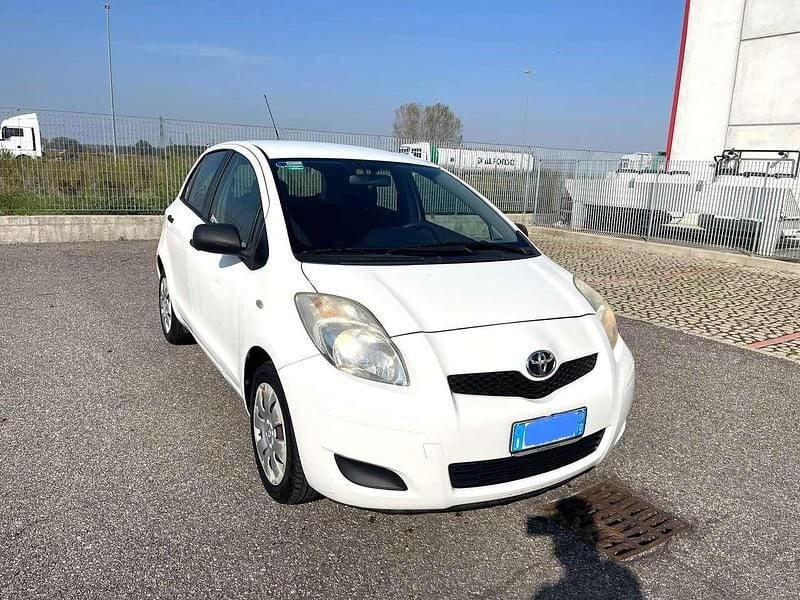 Usata Toyota Yaris Luxury 69 CV (50 kW) 2009 Bianco Berlina