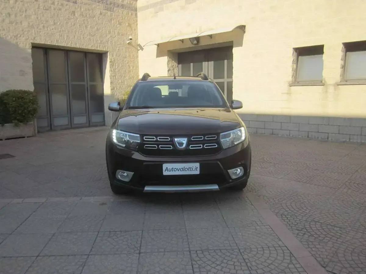 Usata Dacia Sandero Prestige 90 CV (66 kW) 2017 Marrone Berlina