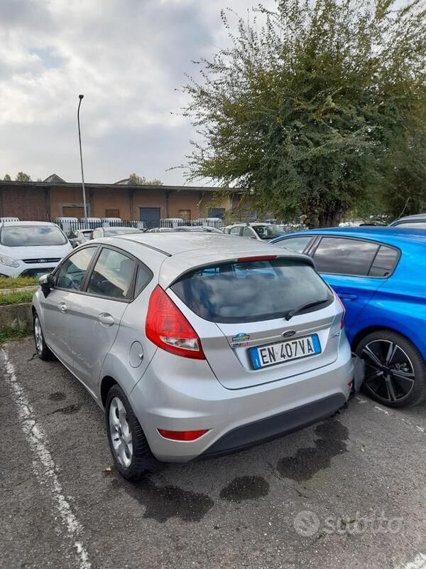 Usata Ford Fiesta 68 CV (50 kW) 2012 Grigio Utilitaria