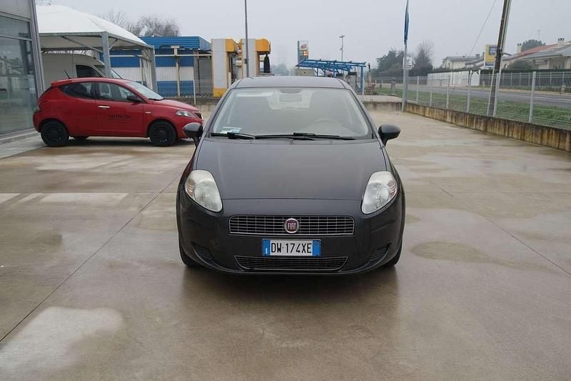 Grigio Usata 2009 Fiat Grande Punto Active Due volumi | 2900 € (Buon prezzo) - Immagine 1/4