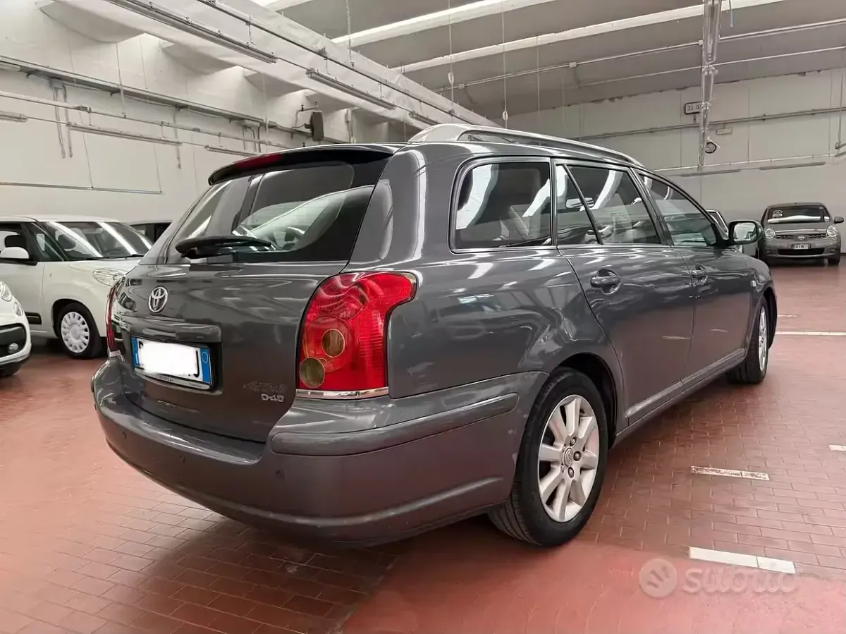 Usata Toyota Avensis 150 CV (110 kW) 2006 Grigio Station wagon