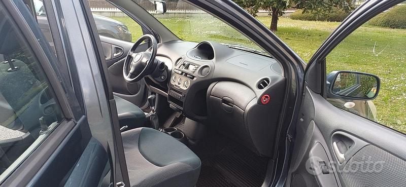 Usata Toyota Yaris 2004 Grigio Utilitaria