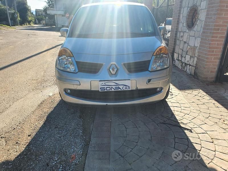 Argento Usata 2008 Renault Modus Dynamique Monovolume | 2500 € (Cara) - Immagine 1/4
