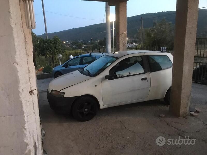 Usata Fiat Punto 80 CV (58 kW) 2001 Bianco Utilitaria