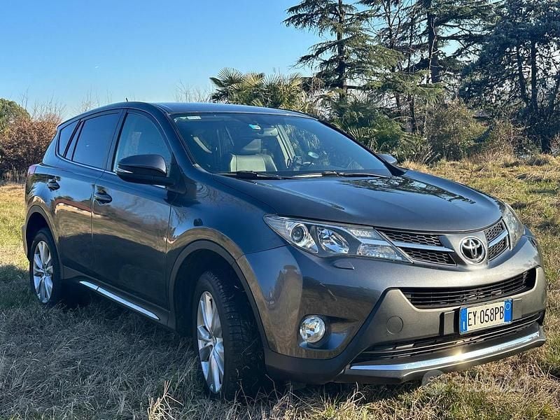 Usata Toyota RAV4 Lounge 150 CV (110 kW) 2015 Grigio SUV