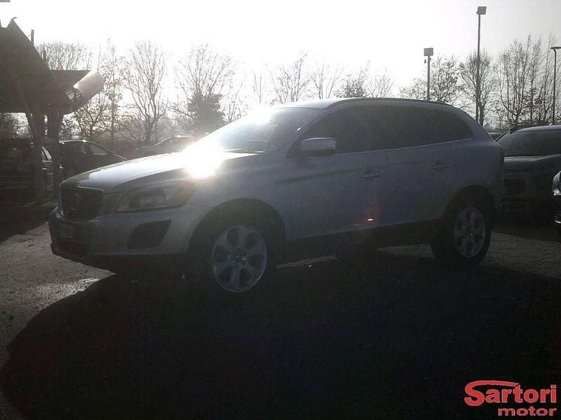Argento Usata 2010 Volvo XC60 SUV | 8900 € (Buon prezzo) - Immagine 1/4
