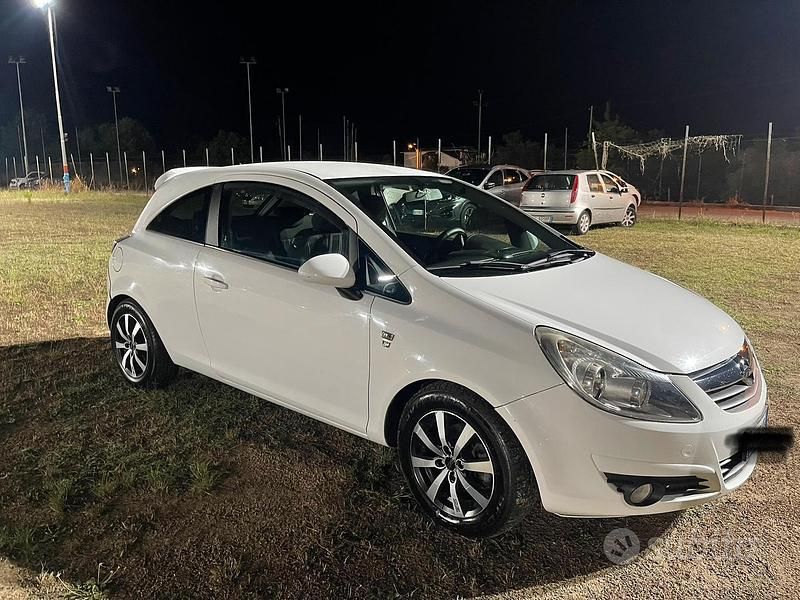 Usata Opel Corsa Edition 95 CV (69 kW) 2010 Bianco Berlina