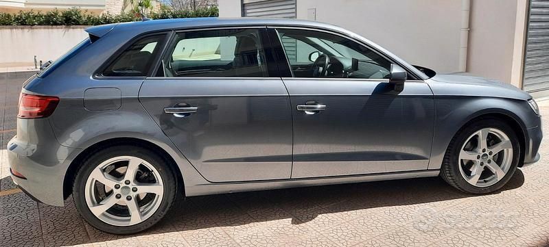 Grigio Usata 2017 Audi A3 Sport Tre volumi | 16.900 € (Buon prezzo) - Immagine 1/4