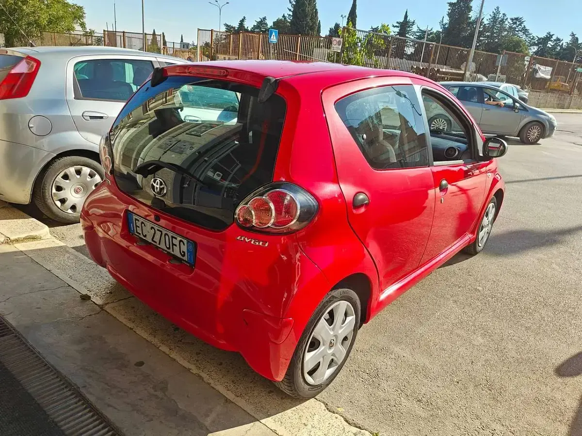 Usata Toyota Aygo 68 CV (50 kW) 2010 Rosso Utilitaria
