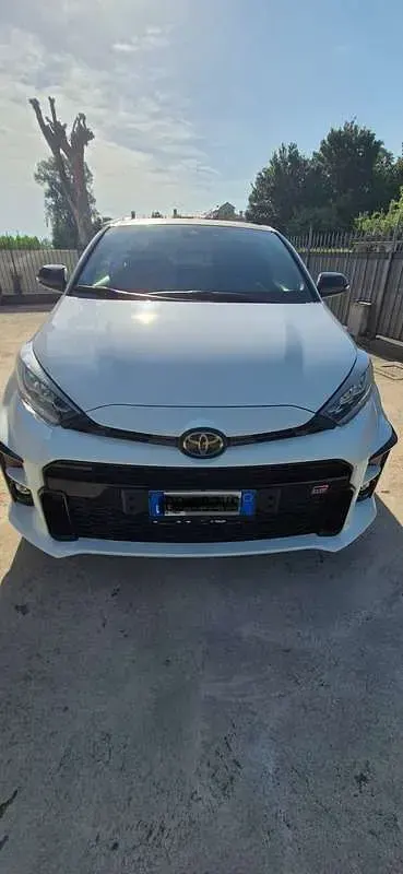 Usata Toyota Yaris 261 CV (191 kW) 2021 Bianco Utilitaria