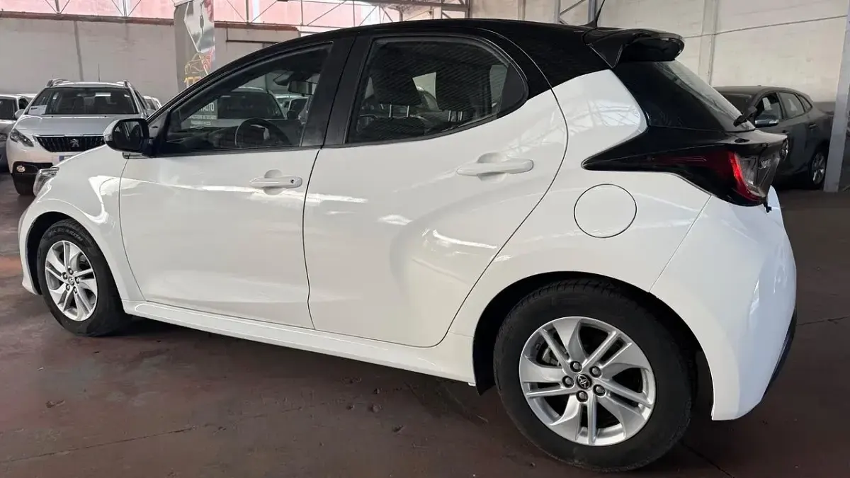 Usata Toyota Yaris Hybrid Active 92 CV (67 kW) 2021 Bianco Berlina