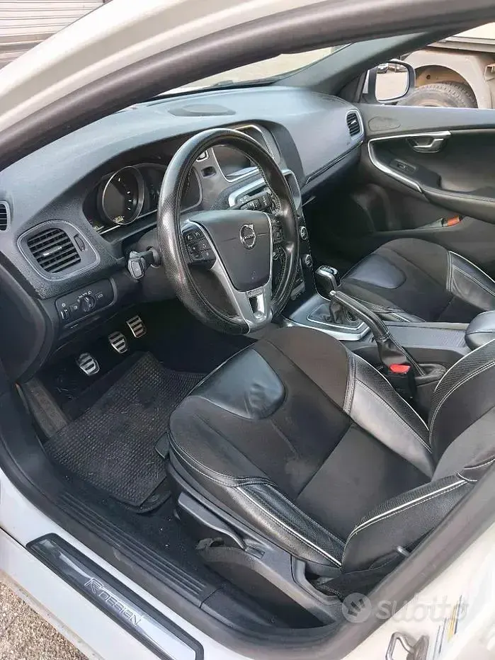 Usata Volvo V40 120 CV (88 kW) 2018 Bianco Berlina