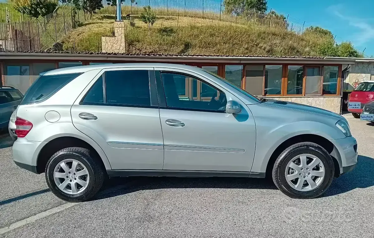 Usata Mercedes ML280 Chrome 190 CV (139 kW) 2006 Grigio SUV