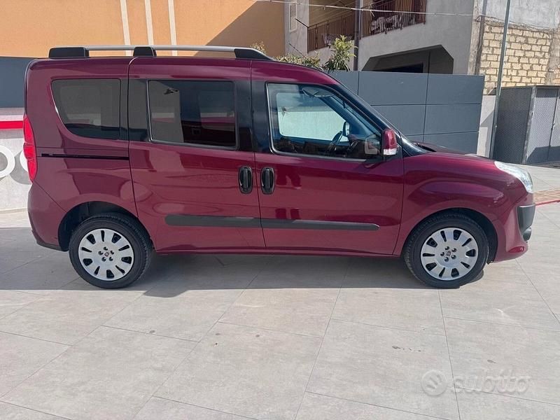 Käytetty Fiat Doblò Dynamic 105 HP (77 kW) 2010 Punainen Tila-auto