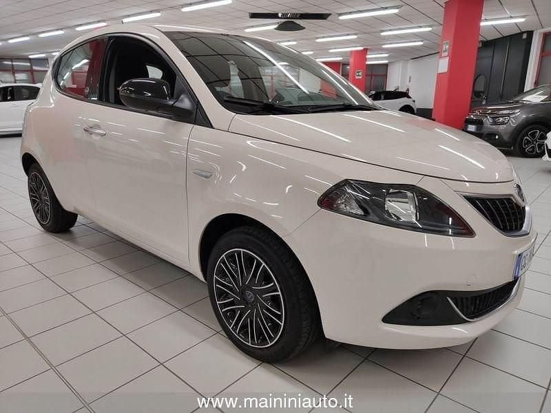 Usata Lancia Ypsilon Gold 69 CV (50 kW) 2021 Beige Utilitaria