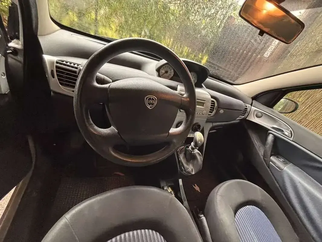 Usata Lancia Ypsilon 60 CV (44 kW) 2008 Argento Utilitaria