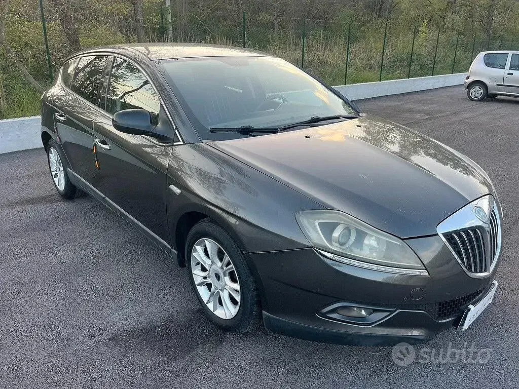 Usado Lancia Delta Gold 120 CV (88 kW) 2011 Gris Utilitario